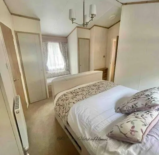 Hartland Lodge - White Cross Bay Holiday Park